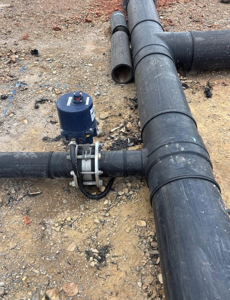 Motorised valve actuator on pipe junction